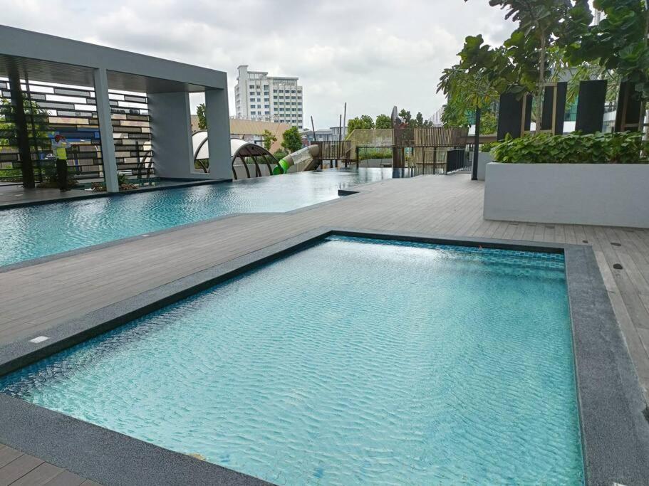 Cozy Sky Trees 4 Guests, Balcony, Netflix And Big Tv A08 Johor Bahru